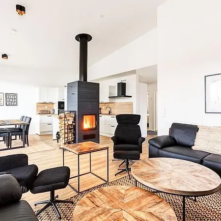 Karina - Beachfront With Jacuzzi Willa *