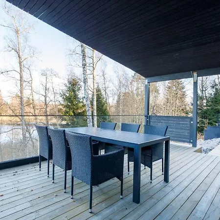 Karina - Beachfront With Jacuzzi Willa *