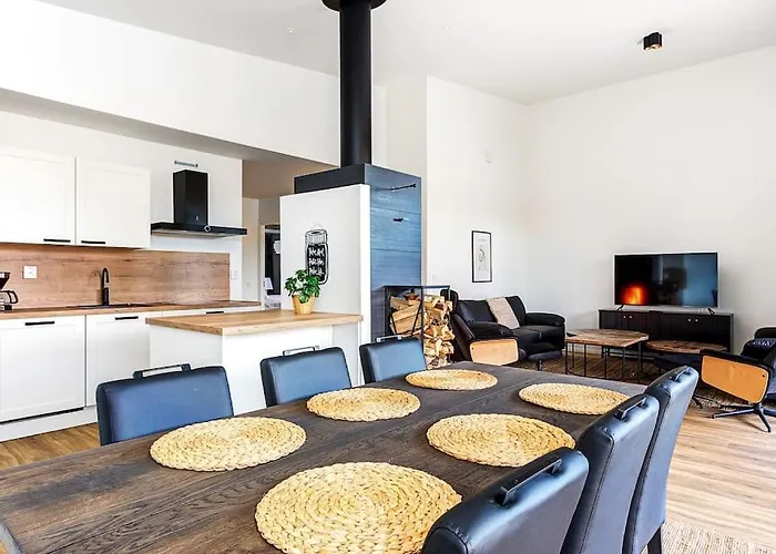 Karina - Beachfront With Jacuzzi Borgå